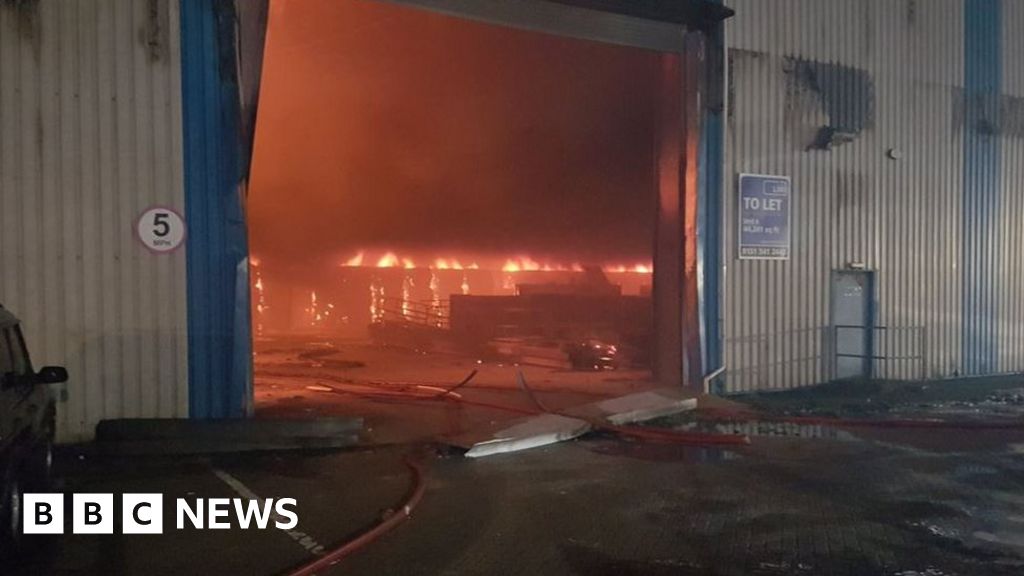 Aintree Warehouse Fire Causes 800ft Smoke Plume Bbc News