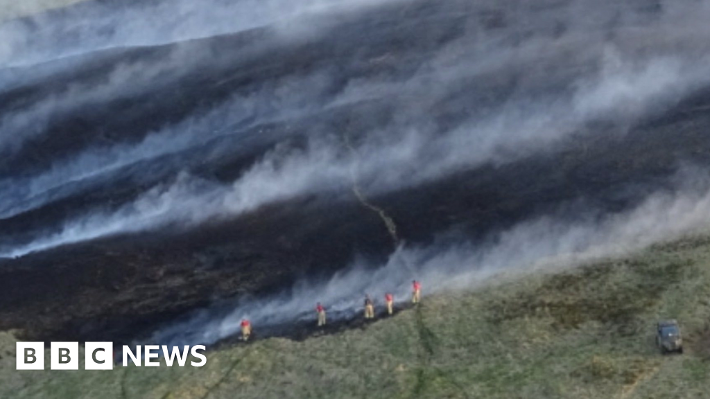 Fire crews tackle blaze on Darwen Moor thumbnail