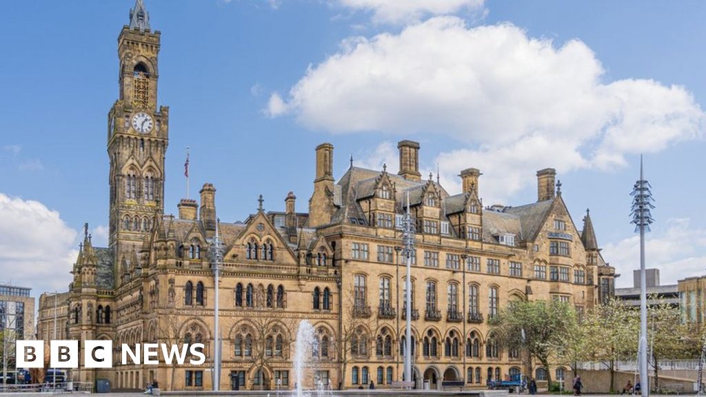 Bradford City Hall: Blue plaque to mark 150th anniversary