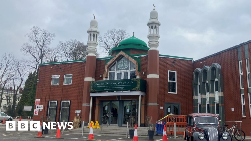 Man arrested after 'axe carried into mosque'