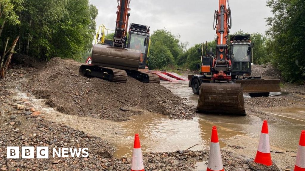 Clean-up after 400-tonne landslide hits A86 at Roybridge - BBC News