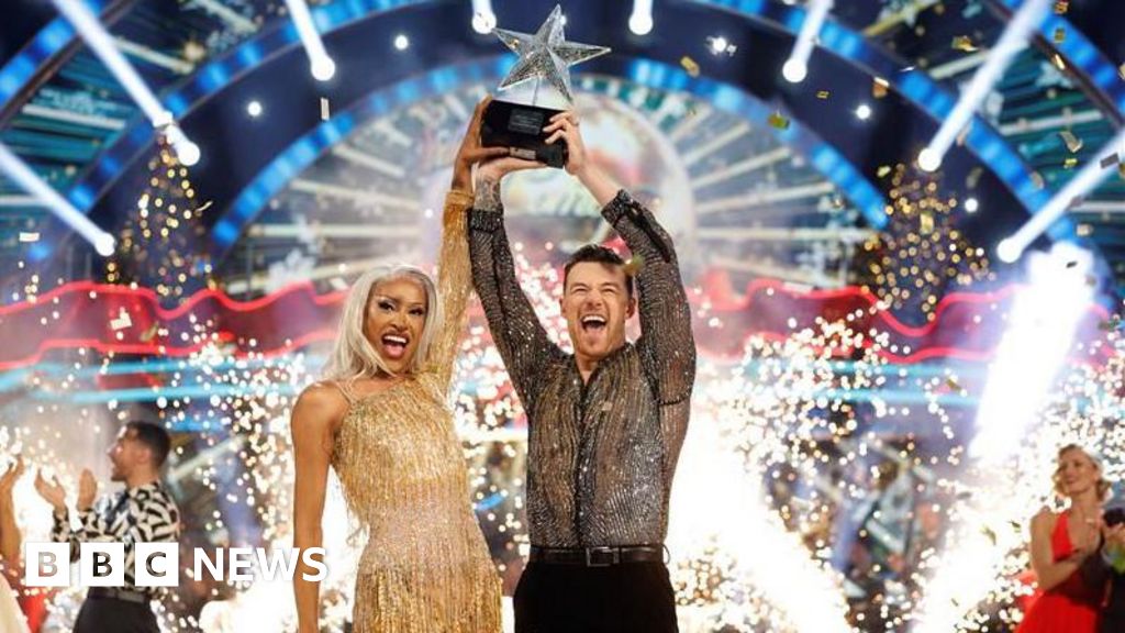 Tayce memenangkan acara spesial Natal Strictly Come Dancing