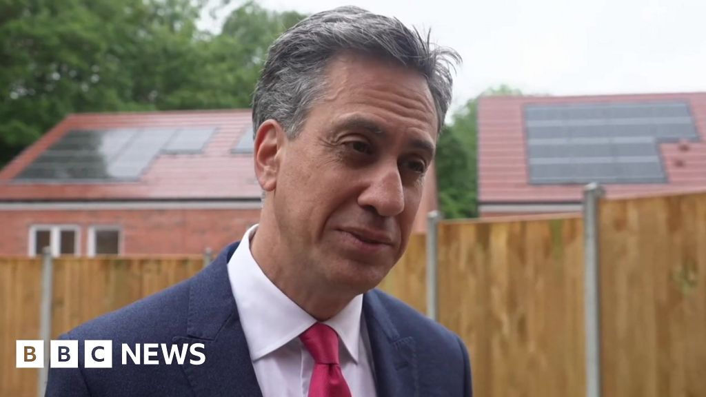 Most new build homes must have solar panels - Miliband
