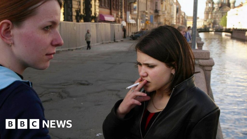 Young Russians Born This Decade Face Complete Smoking Ban Bbc News