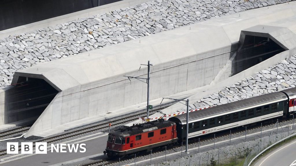 Gotthard: Най-дългият железопътен тунел в света е затворен за месеци след катастрофа с товарен транспорт