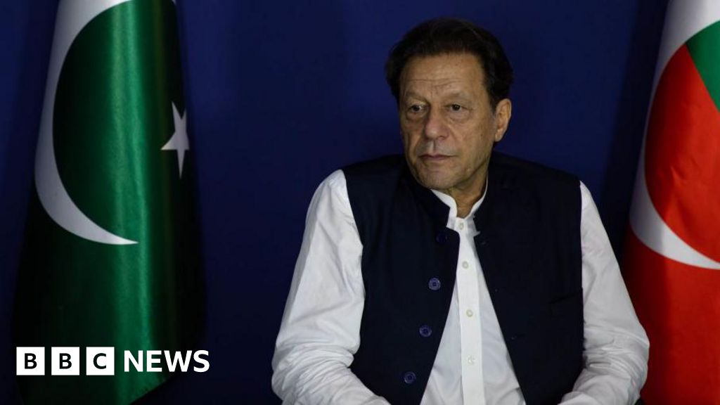 Бившият пакистански премиер Имран Хан и съпругата му Бушра Биби