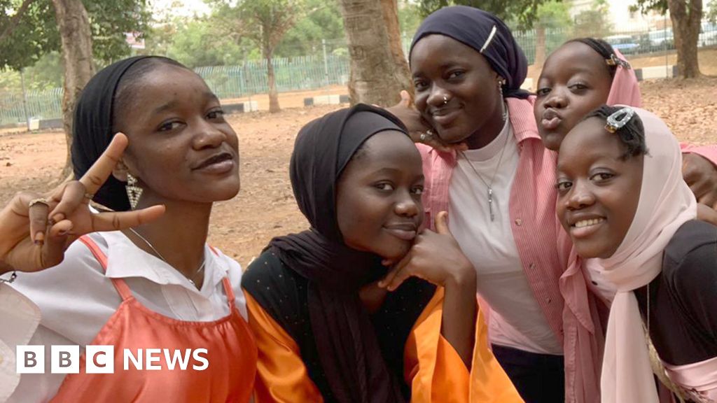 Отвлечени сестри от Абуджа: Министърът на отбраната на Нигерия се нахвърли върху груповото финансиране