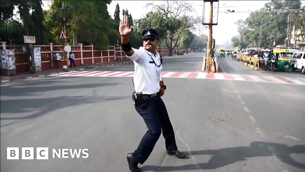 India's moonwalking traffic cop - BBC News