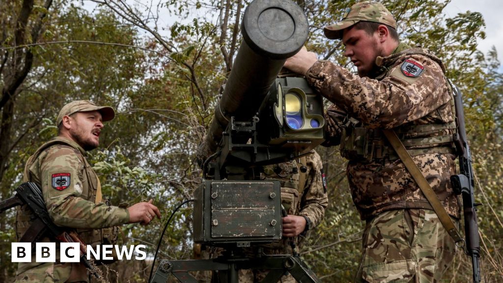 Украинските бойци на фронтовата линия казват, че войските не само