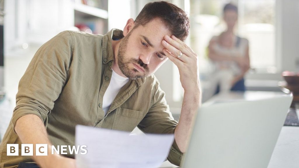 Universal credit claimants 'overwhelmed' by debt