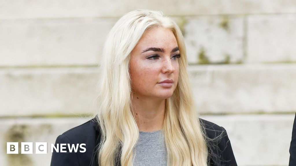 Prison officer given suspended term for inmate affair