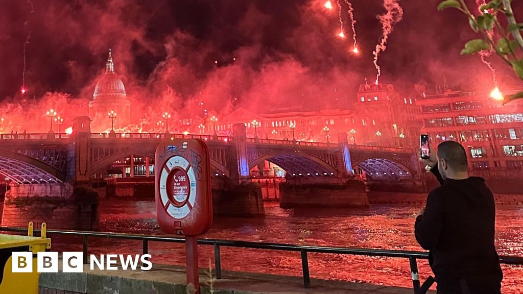 Shakespeare’s Globe show abandoned after flare falls into theatre