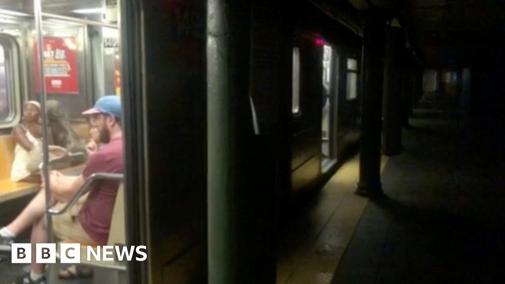 Power failure halts New York subway trains