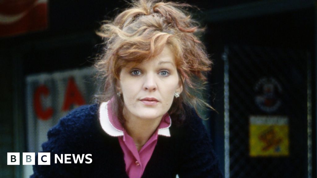 Sandy Ratcliff: EastEnders actress dies aged 70 - BBC News