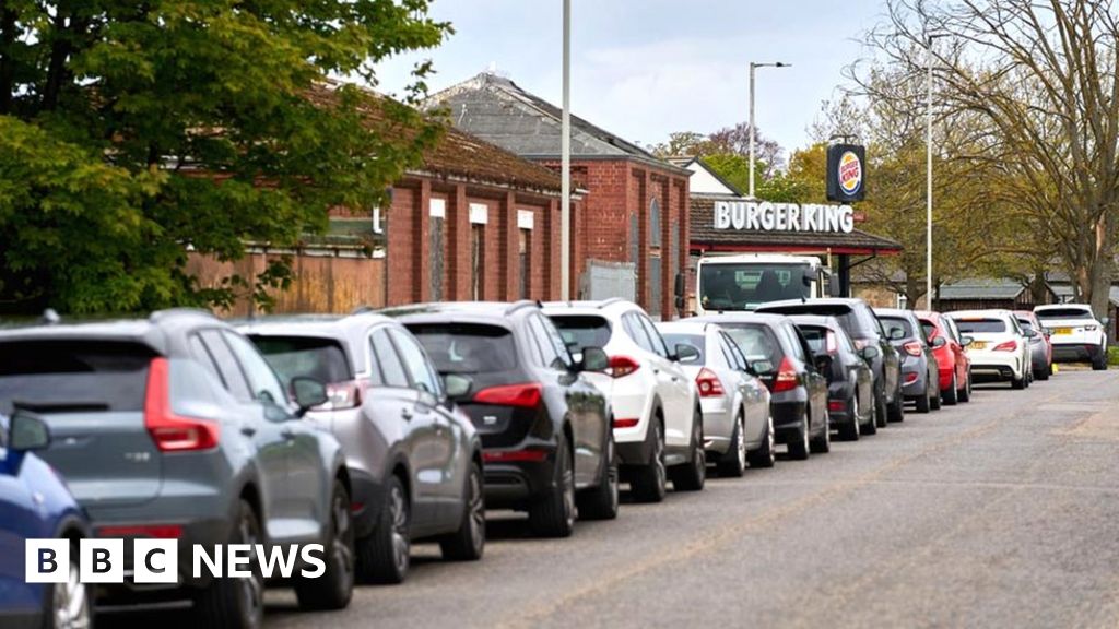 Long queues force Elgin Burger King to close as police called in BBC News