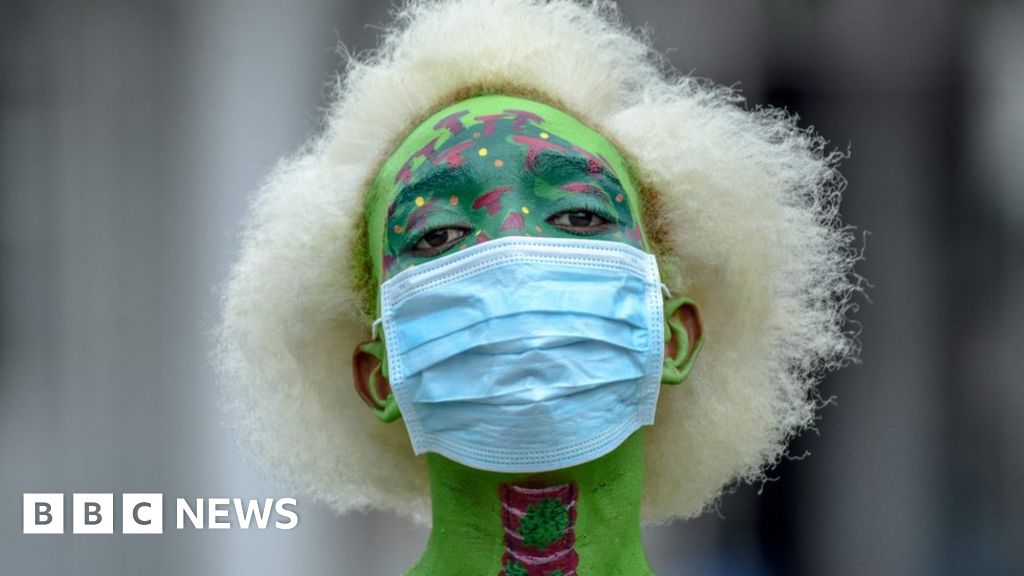 Night burials amid Tanzania's coronavirus defiance - BBC News