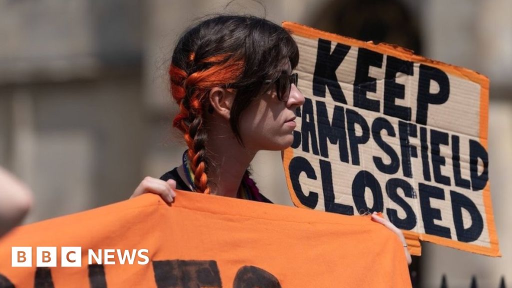 Oxford University students protest against immigration centre reopening