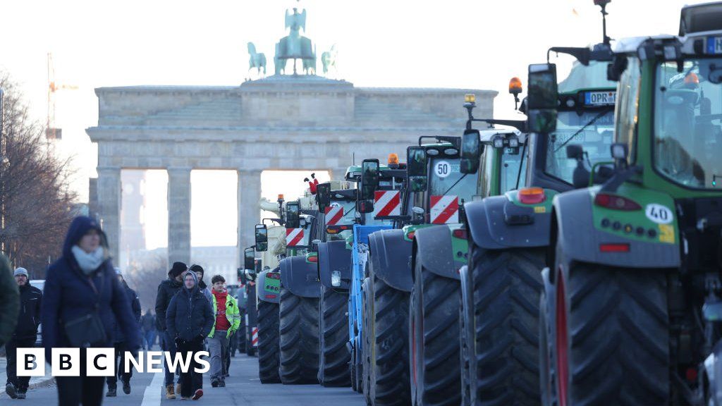 Nemeckí farmári obliehali Berlín s traktormi v rade na dotácie