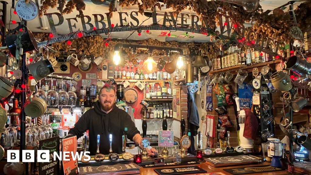 Watchet pub wins CAMRA award for 10th year in a row - BBC News