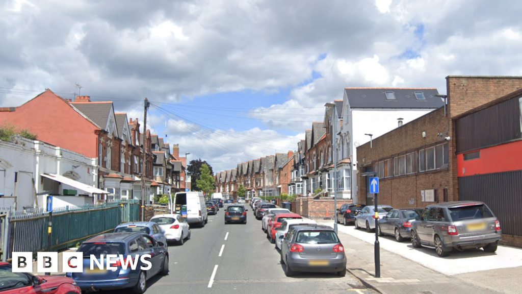 Man critically injured in Birmingham stabbing - BBC News