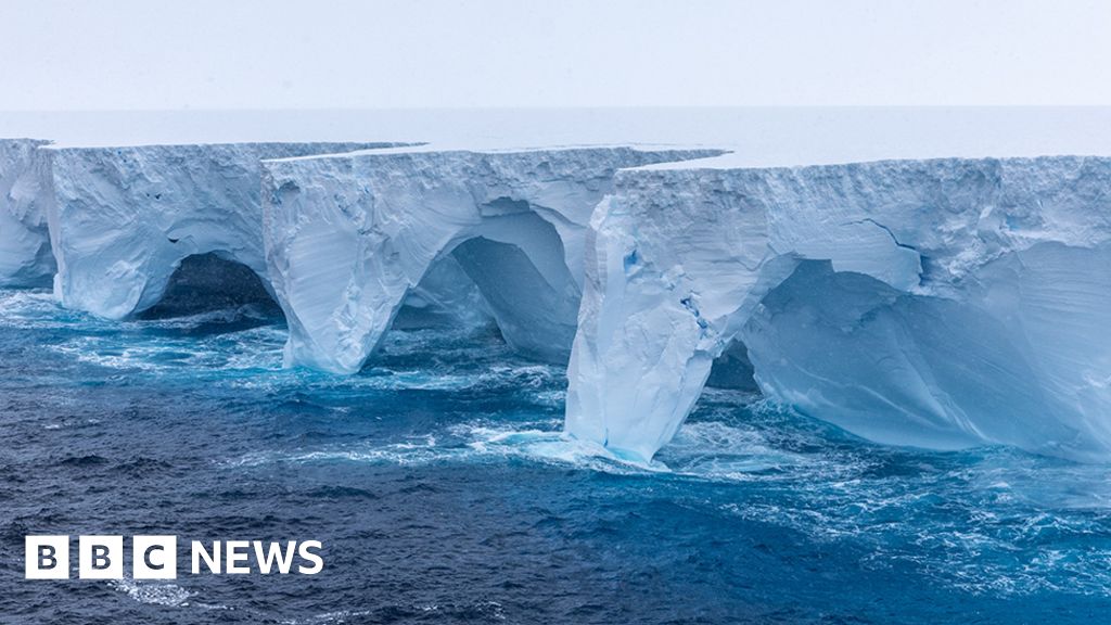 Ерозията е извайвайки драматични черти в най-големия айсберг в света