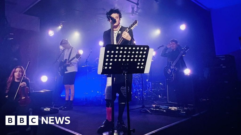 Yungblud: Doncaster singer takes over working men's club 