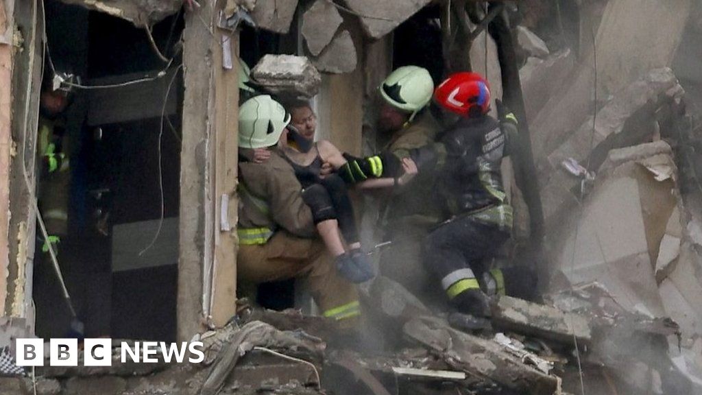 Woman rescued from rubble of Ukrainian building