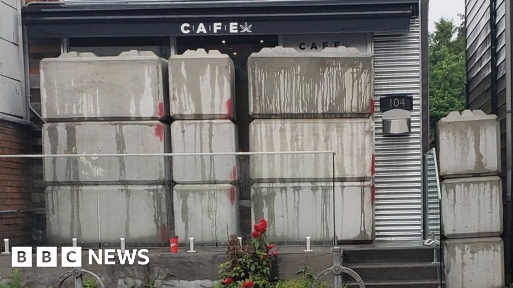 Toronto walls off illegal pot shops with concrete Toronto walls off illegal pot shops with concrete