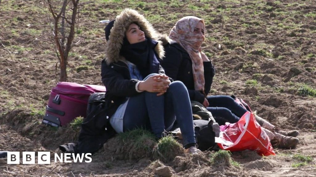 Syrian refugees on Turkish border wait to cross into Greece