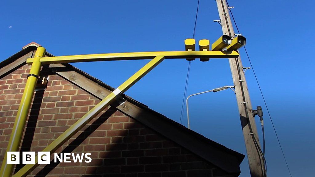 &#39;I will not take down&#39; A1 fake speed camera - BBC News