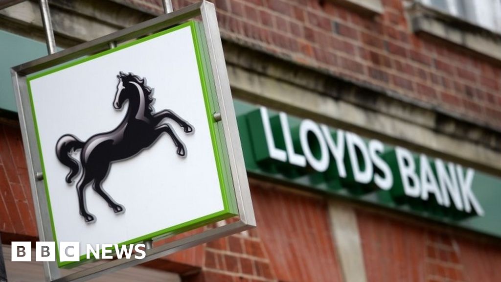 Lloyds bank manager 'sacked for helping customer open mail' - BBC News

