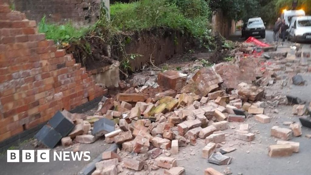 Wall collapse closes road in Worcester city centre