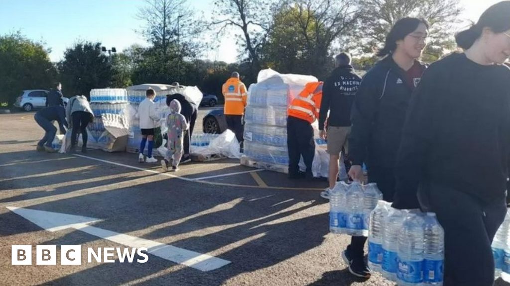 Surrey: Thousands still without water as major incident declared