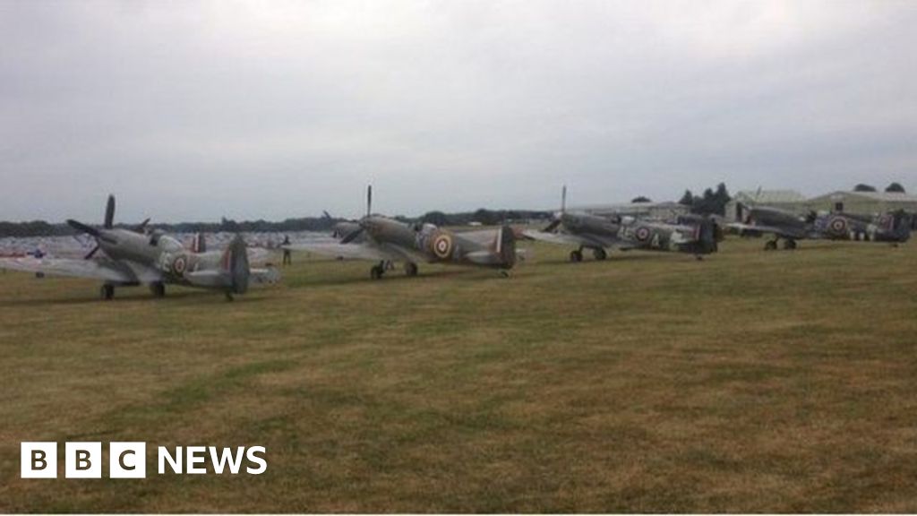Spitfires and Hurricanes in Battle of Britain flypast BBC News