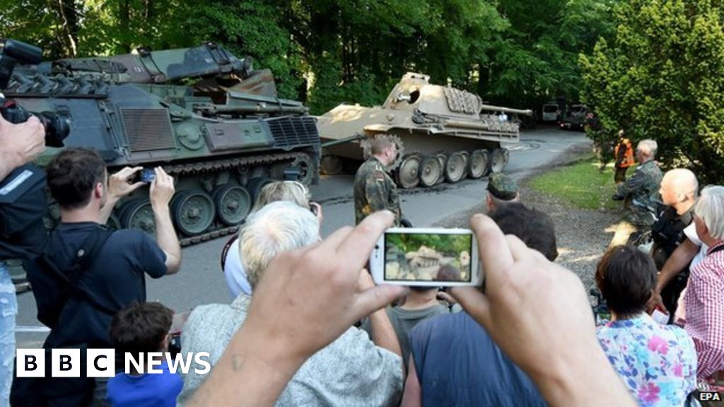 Germany: WW2 Panther tank seized from pensioner's cellar - BBC News