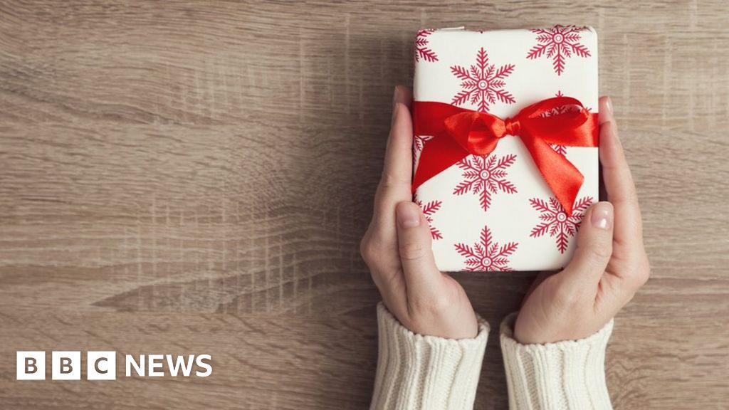 Veteran 'overwhelmed' by Christmas present donations - BBC News