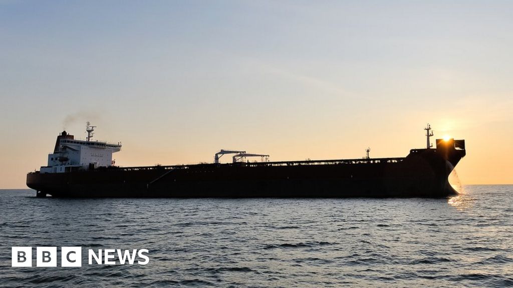 Нападом пројектила Хути погођен је танкер за нафту