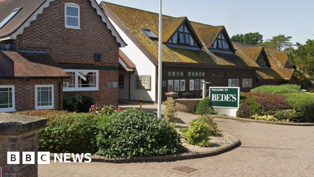 Teacher banned after declaring his love for pupil