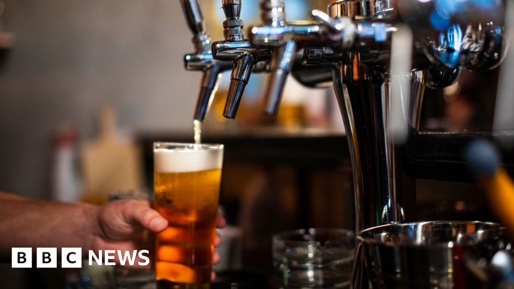 Coronavirus: Pubs asked to close by Irish government