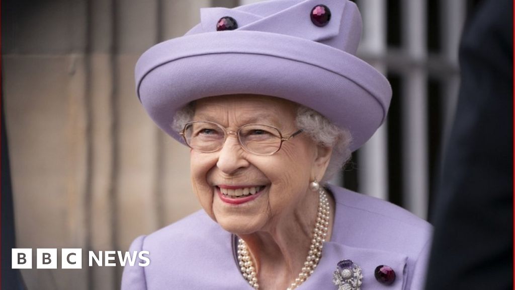 Queen sends good wishes to Royal Norfolk Show performers - BBC News