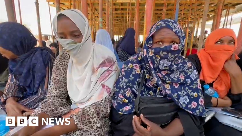 Hundreds of Sudanese stranded at Egypt border