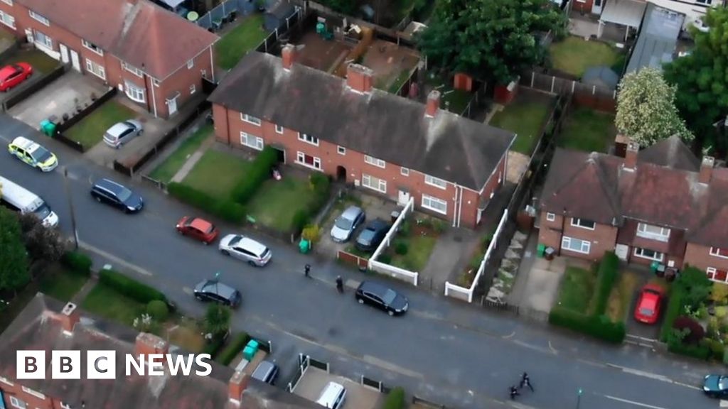 Police drone footage shows 'garden-hopping' suspect - BBC News