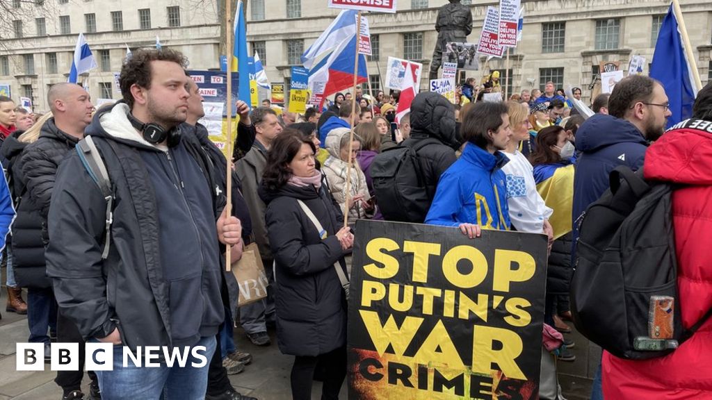 'Stop Putin' chant at Downing Street demonstration