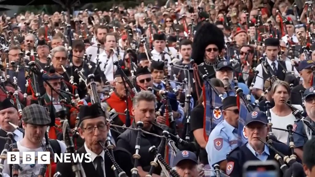 World record AC/DC bagpipe performance in Australia - BBC News