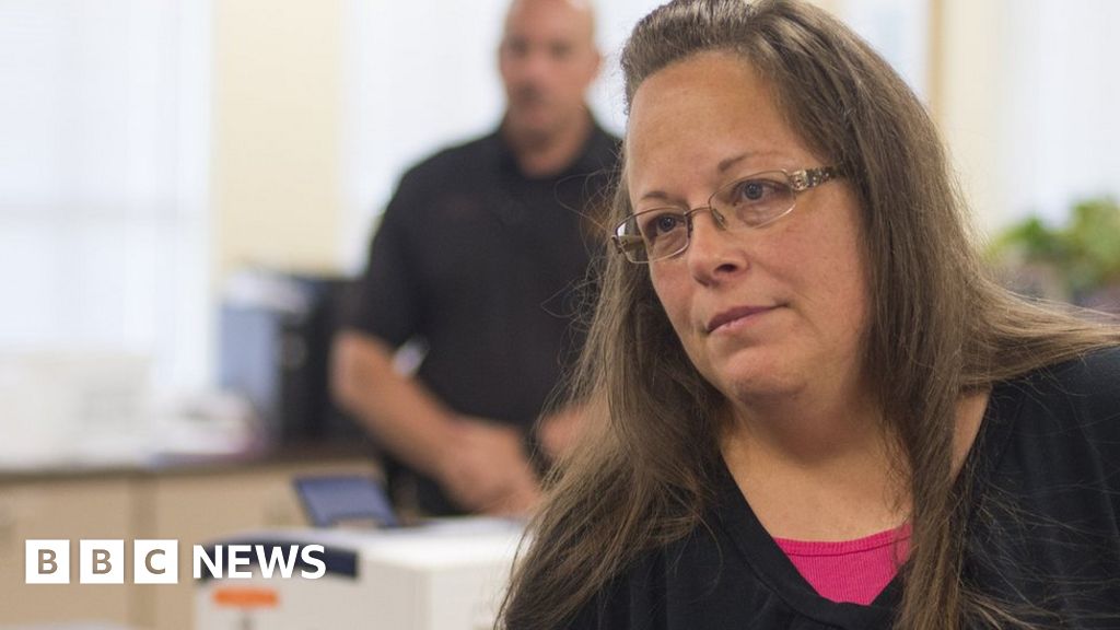 Kentucky clerk jailed for defying court orders on gay marriage - BBC News