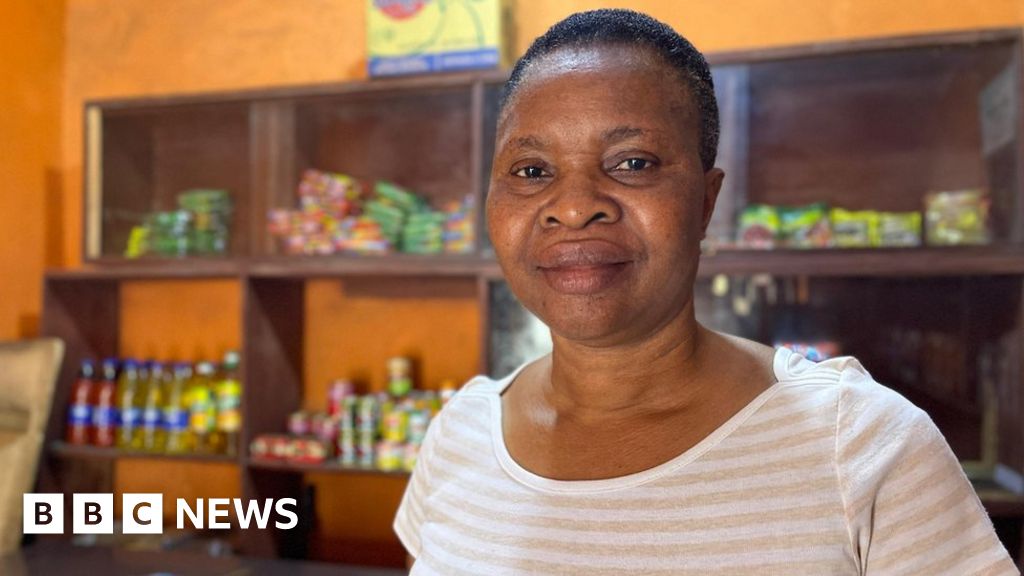 Аринола Омолайо притежава магазин за замразени храни в Огба предградие