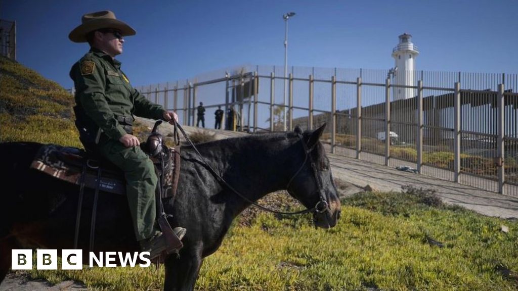 Migrant caravan: Troops 'unarmed' at US-Mexico border, Mattis says