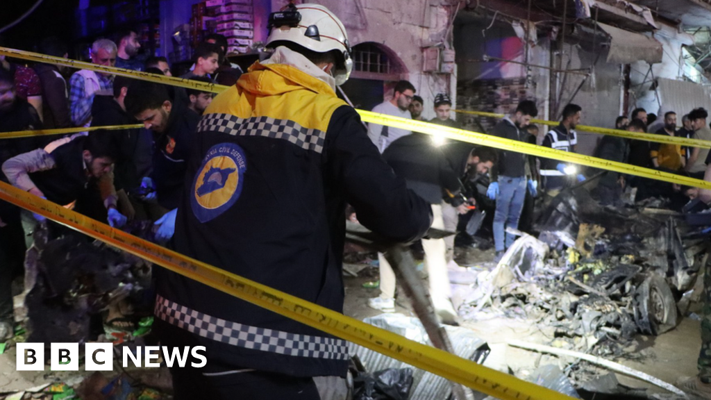 Car bomb tears through crowded Syrian market