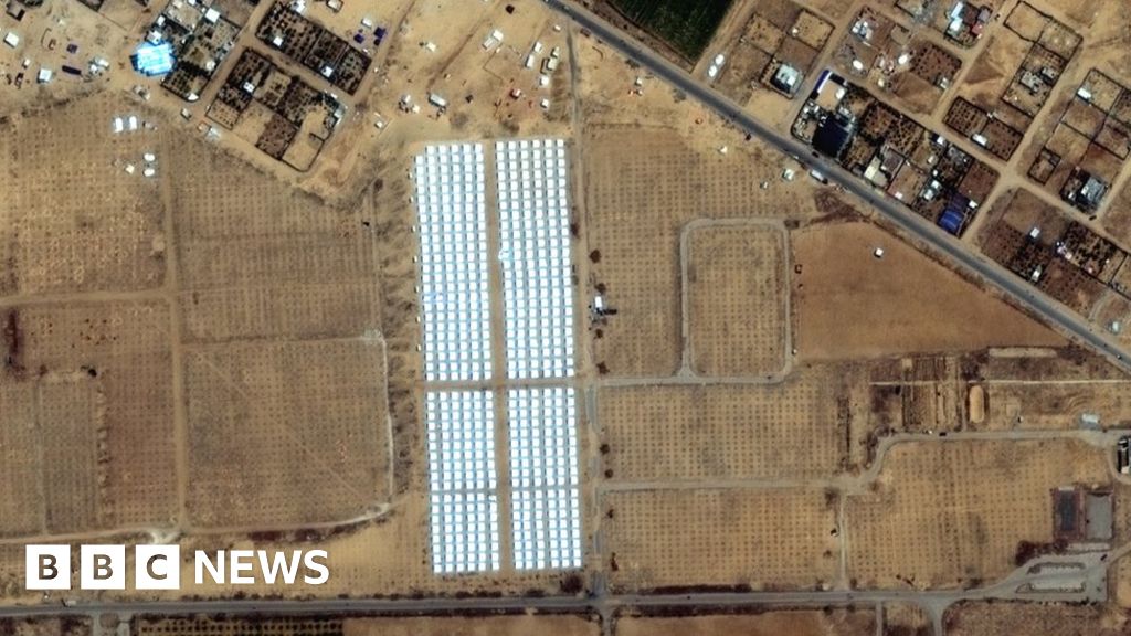 Сателитните изображения показват два нови палаткови лагера в южната част