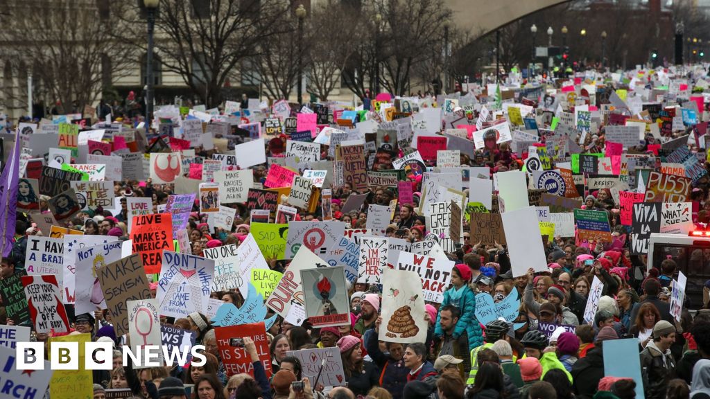 Trump inauguration: Two Americas in 24 hours - BBC News